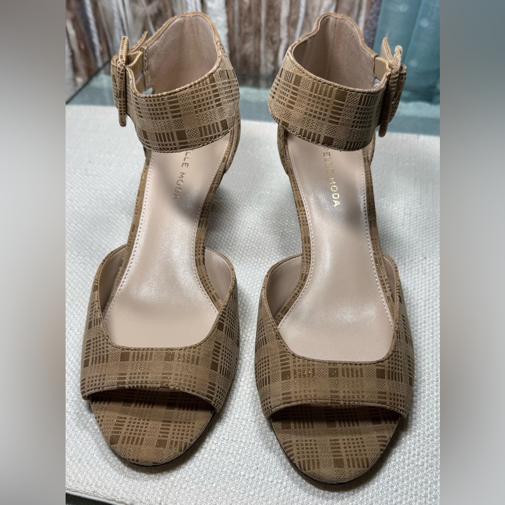 New! Pelle Moda 2 inch heels